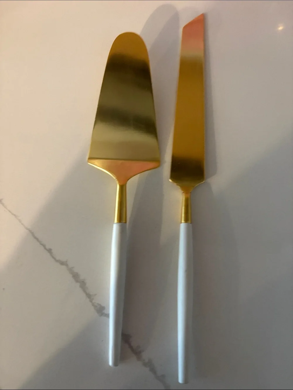 Gold and white cake, cutter and server set excellent condition